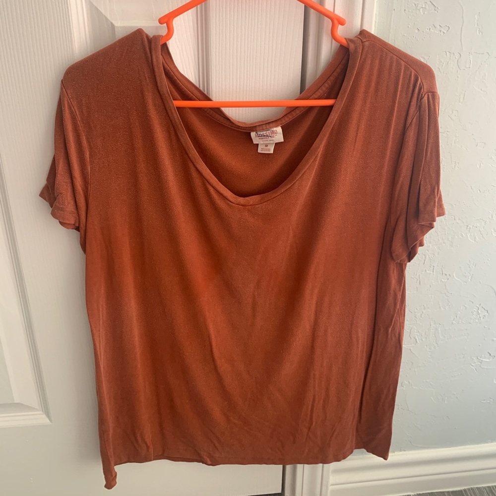 M, thin, orange tshirt shirt